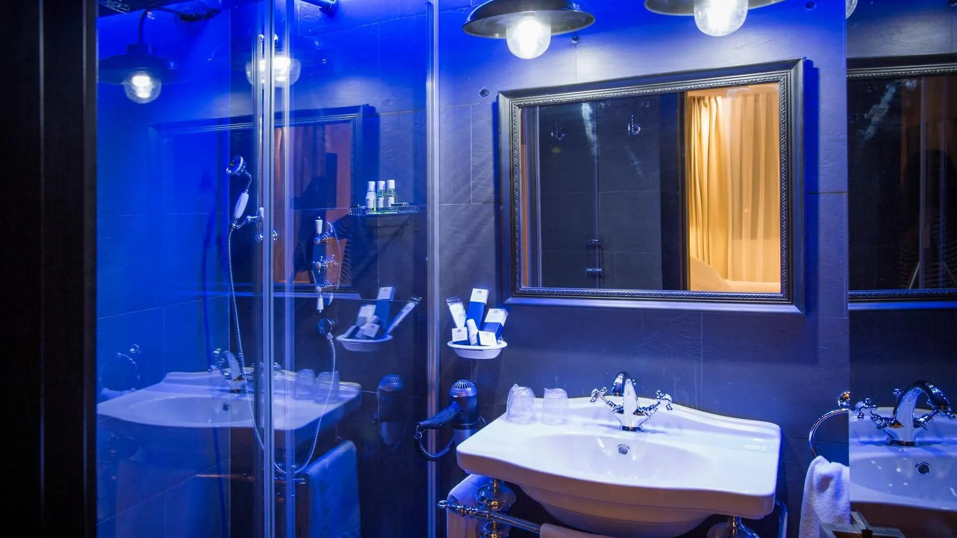 Pension Boutique Caravan Cinema Bilbao Guest house